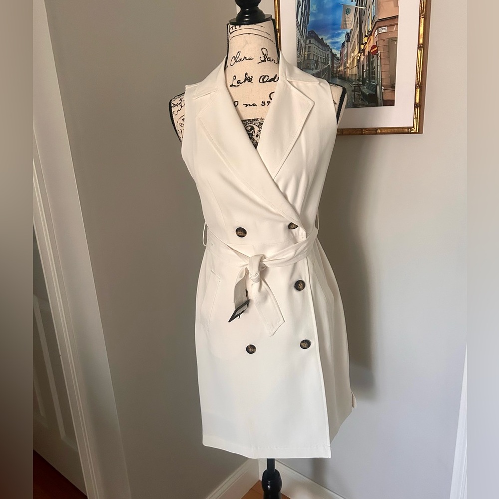 Banana Republic ivory button, belted dress with classic styling. Versatile!
Sz 4